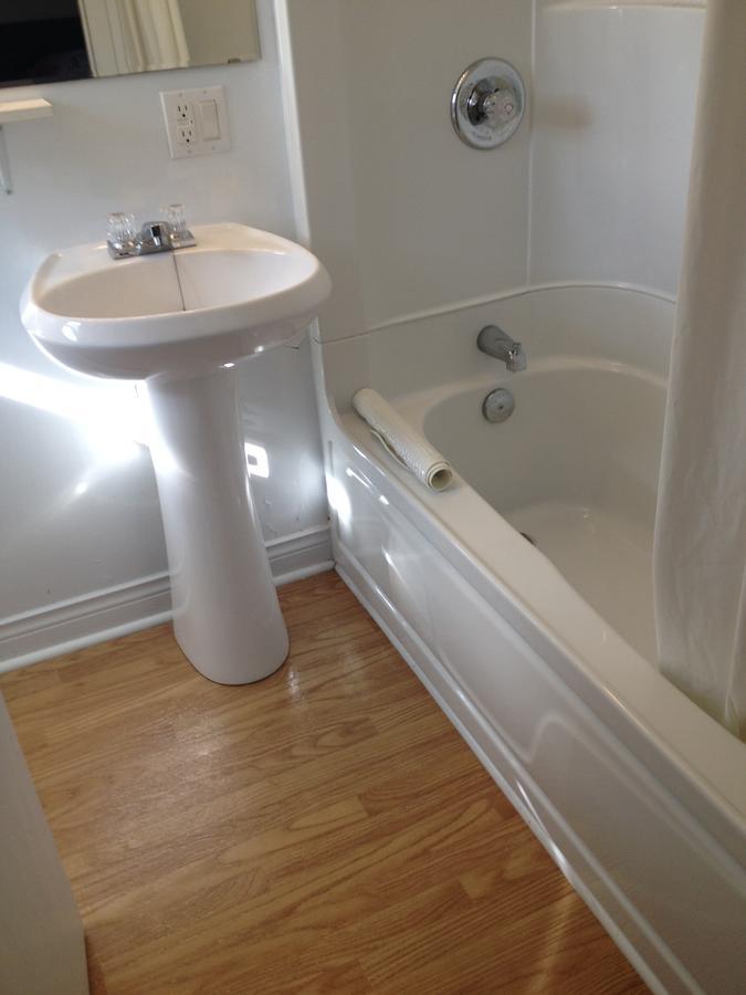 Webbers Lake Charlotte Motel Queen And Double Bed 외부 사진